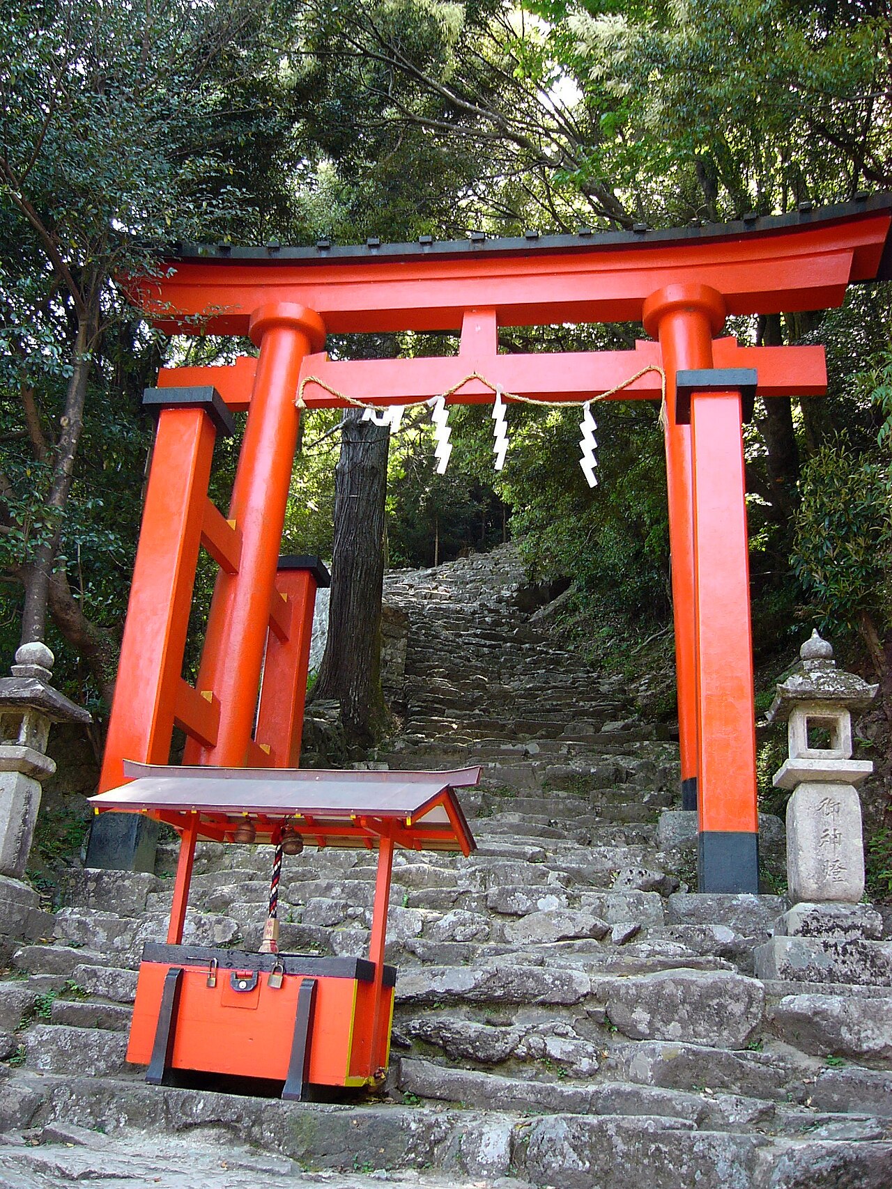 神倉神社の石段と社叢