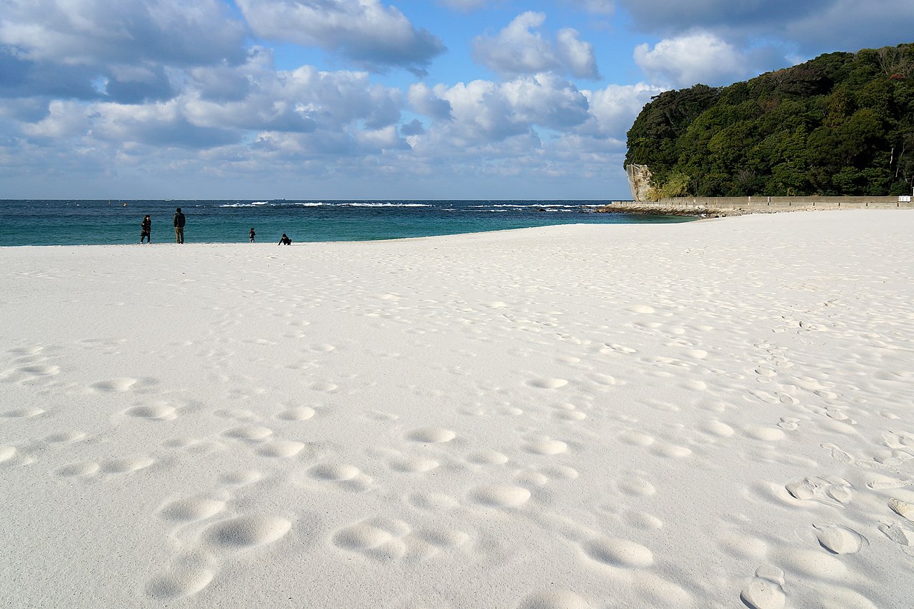 白良浜の白砂ビーチ